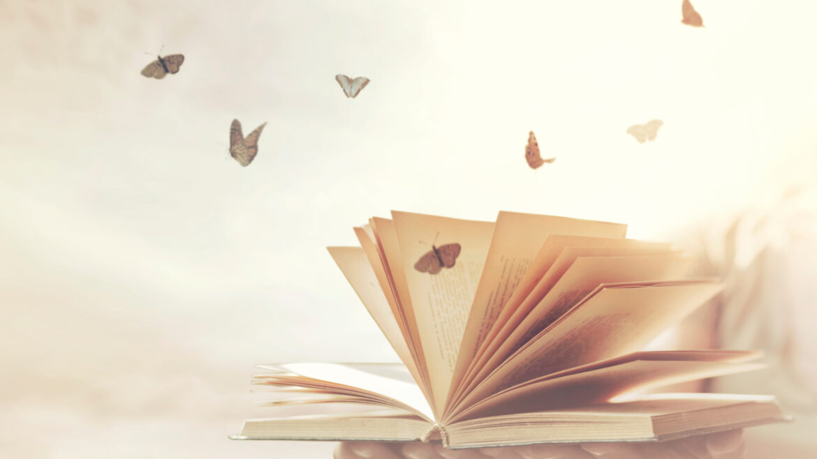 Libro aperto da cui escono farfalle